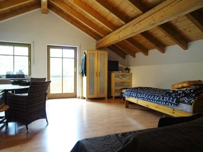 Exklusive, geräumige und gepflegte 1-Zimmer-DG-Wohnung mit Balkon in Achenmühle