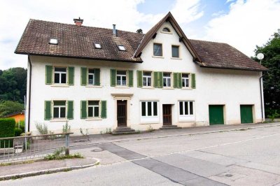 Mehrfamilienhaus mit vier Wohneinheiten und beträchtlichem Ausbaupotenzial