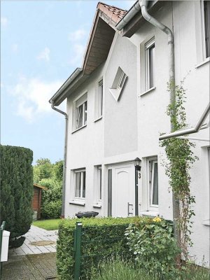 Friedberg-West:  Schöne DHH - 5 Zimmer, EBK, großer Garten u. Garage