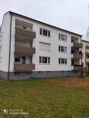 Gut geschnittene 3 Zimmer Wohnung sehr hell mit Balkon, Tageslichtbad mit Wanne