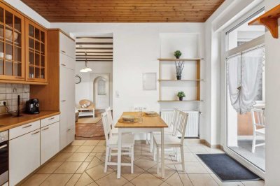 Wunderschöne 4-Zimmer-Altbauwohnung mit moderner Ausstattung großer Terrasse und Einbauküche