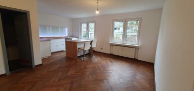 2,5-Zimmer-Hochparterre-Wohnung mit Balkon und Einbauküche in Porz