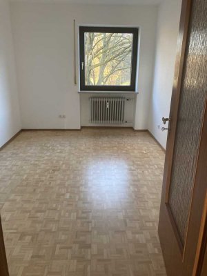 Geschmackvolle 5-Zimmer-Wohnung mit gehobener Innenausstattung mit Balkon in Augsburg