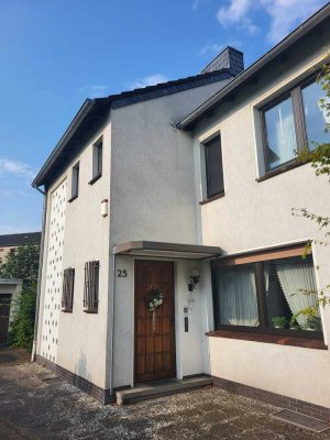 Reihenendhaus mit tollem Grundstück, Garage und Kamin