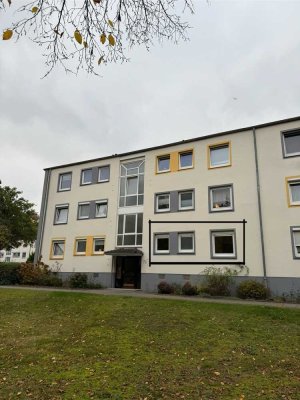 Vollständig renovierte 3-Zimmer-Wohnung mit verglastem Balkon in ruhiger Lage und top Anbindung