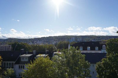 Energieeffizient und kernsaniert: Helle DG-Wohnung auf dem Sedansberg