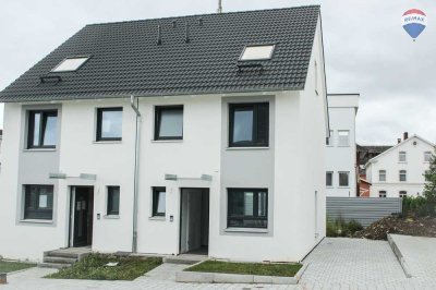 Neue DHH 
Erstbezug! 
Ca. 122m². 
Fußbodenheizung, Garten, Terrasse, 2 Stellplätze