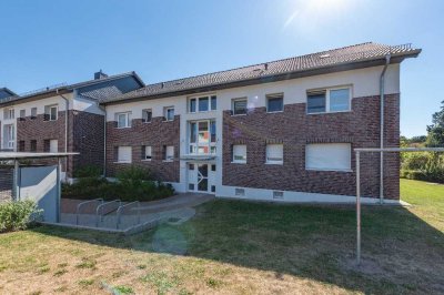 Moderne Wohnung mit Balkon und Blick ins Grüne