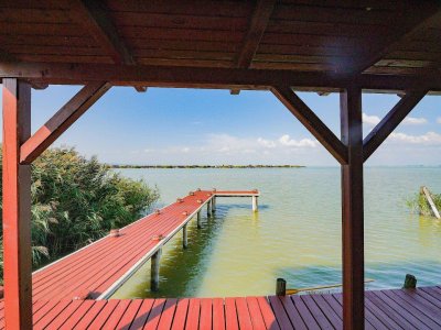 SONNENANBETER UND SEGLER AUFGEPASST - FLACHDACHHÜTTE IN DER RUSTER BUCHT AUF PACHTGRUND ZU KAUFEN