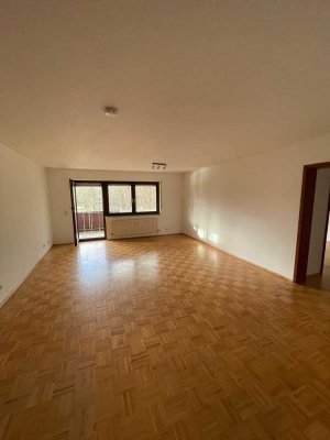 Helle 3-Zimmer-Wohnung mit EBK, Balkon & Tiefgarage im Zentrum