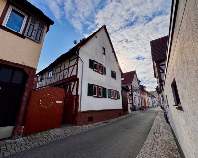 Charmantes, kleines Fachwerkanwesen mit Innenhof und rückwärtigem Bau in der Altstadt von Babenhause