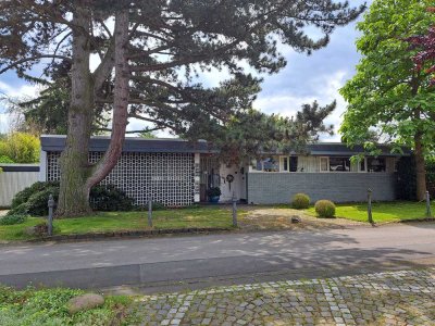 Großzüg. Bungalow  U-Form mit traumhaftem, parkähnlichen Grundstück 1.100 m², 27,5 m Straßenfront