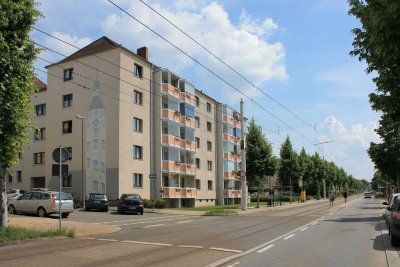 Wohnen im Stadtzentrum Geras! Helle 3-Raum-Wohnung mit Badewanne u. Balkon