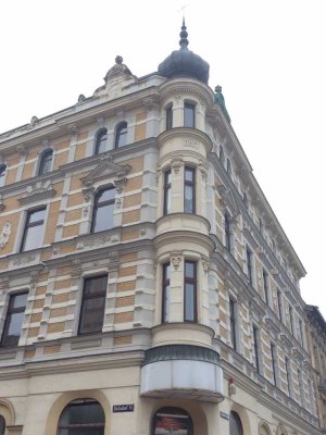 Schöne Wohnung mit Einbauküche, Balkon, Bad mit Wanne & Fenster