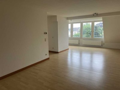 Schöne Dachgeschoß Wohnung für junge Paare oder Singles