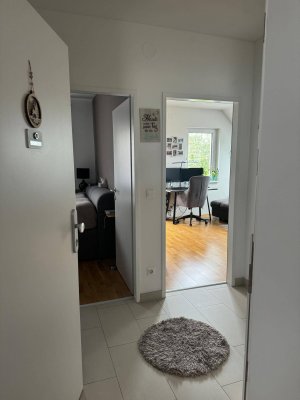 Moderne DG-Wohnung mit Balkon in guter Lage