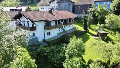 Zweifamilienhaus mit weitläufigem Grundstück am Fluss - Großraum + Einzelgaragen - mitten im Allgäu