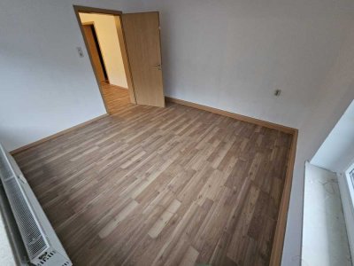 2-Zimmerwohnung im Erdgeschoss renoviert, große Fenster