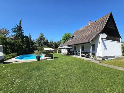 Gepflegtes Einfamilienhaus mit Loggia und Pool auf großem Grundstück in Biesenthal