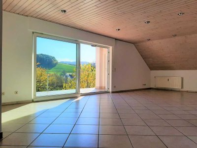 Großzügige & helle Dachgeschosswohnung in Gorxheimertal