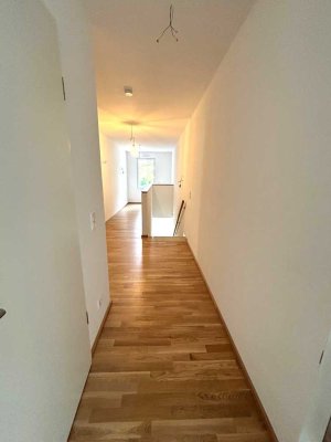 Erstbezug: 4,5  Zi Wohnung: Garten/ Parkett / Terrasse/EBK/ 2Stellplätze uvm. im Herzen von Maintal