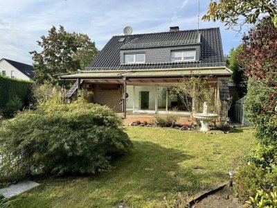 Familienfreundliches Haus mit vielfachen Stellplatzmöglichkeiten und großem Garten !