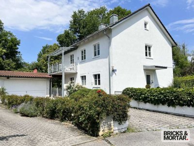 ***Freistehendes Einfamilienhaus mit großem Garten und Bachlauf***