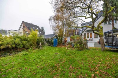 Außergewöhnliches Zweifamilienhaus in ruhiger Wohnlage! Großer Garten und 2 Stellplätze