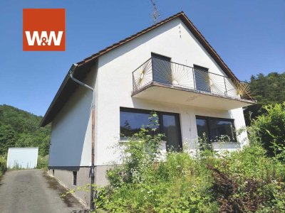 Teilsaniertes Einfamilienhaus mit viel Gestaltungspotential auf traumhaft gelegenem Grundstück