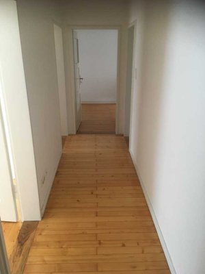 Geschmackvolle Erdgeschosswohnung mit zwei Zimmern sowie Balkon und EBK in Augsburg