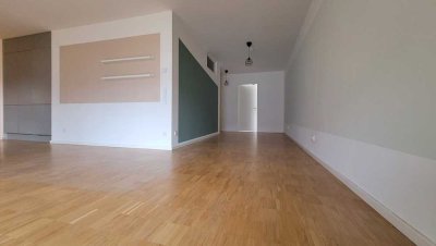 Stilvolle, neuwertige 4,5-Zimmer-Wohnung mit gehobener Innenausstattung mit EBK, großer Balkon