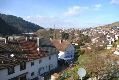 !! Provisionsfrei !! Schöne und modernisierte 4-Zimmer-Wohnung mit Balkon und EBK in Gernsbach