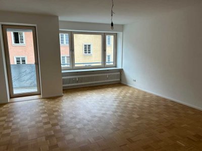 Schwabing - Helle 3-Zimmer Wohnung mit Wohnküche - frisch renoviert!