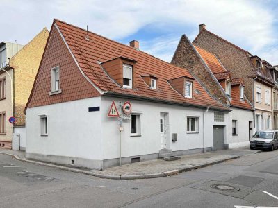 Älteres Einfamilienhaus mit gemütlichem Innenhof in Mannheim-Neckarau