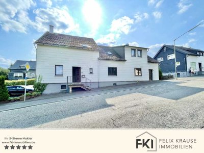 **Geräumiges Ein-/Zweifamilienhaus mit Garagen, Carport und großem Grundstück in Weitefeld**