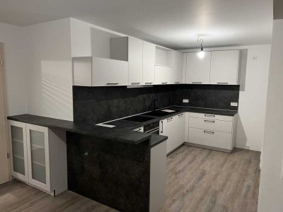 Attraktive 4 Zi-Penthouse-Wohnung/Vilshofen mit 2 großen Balkonteraßen, sep. 9 m² AR, Garage + Stp.