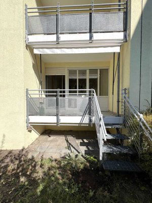 Im Grünen gelegene 2-Zimmer-Hochparterre-Wohnung mit Balkon und Garten