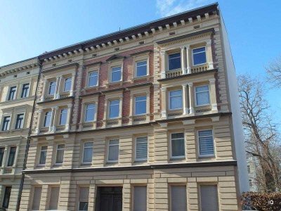 Singlewohnung mit Einbauküche, großer Terrasse (Hofseite), Laminatboden & Badewanne