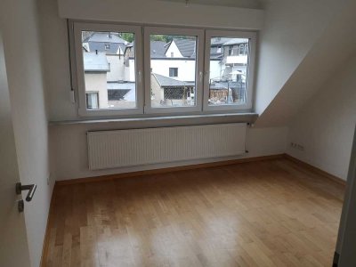 Geschmackvolle, modernisierte 2-Zimmer-DG-Wohnung mit Balkon und EBK in Bassenheim