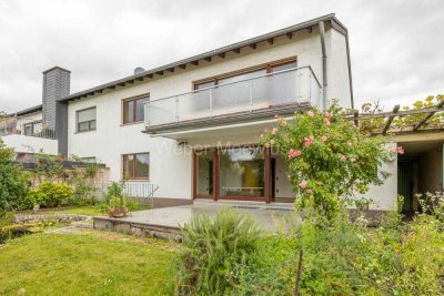 Einfamilienhaus (einseitig angebaut) mit Balkon und Terrasse, Garten, 2 Garagen + 2 Stellplätzen