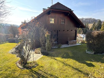 Charmantes Holzblockhaus mit Traumgarten!