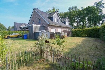 6467 - Für Selbstnutzung oder als Kapitalanlage: Bezugsfreie Doppelhaushälfte mit Garten und Carport