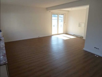 Attraktive und vollständig renovierte 3-Raum-Wohnung mit Balkon in Solingen