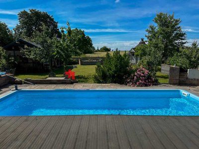 CHARMANTE VILLA MIT POOL UND KAMIN IN IDYLLISCHER NATUR NUR WENIGE MINUTEN VON BERLIN ENTFERNT