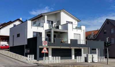 Großzügige, moderne Wohnung mit EBK, Terrasse und zwei Garagen