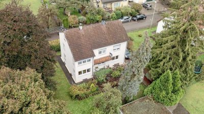 Zweifamilienhaus mit schön angelegtem Garten