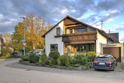 Freistehendes Familienhaus mit Werkstatt, Garage und Garten