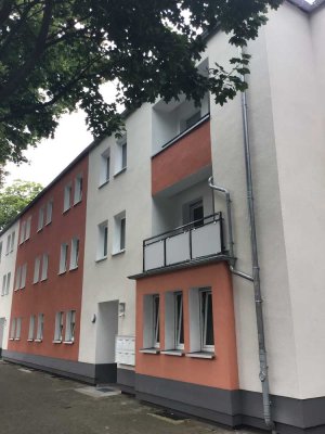 Renovierte 2,5-Zimmer-Wohnung mit Balkon!