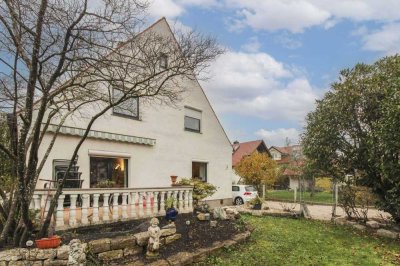 Zweifamilienhaus mit großem Sonnengarten, Ausbaupotenzial und Doppelgarage in ruhiger Lage