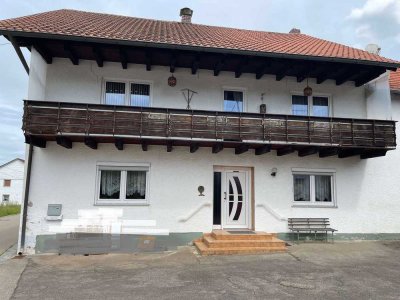 Großes Einfamilienhaus mit Wirtschaftsgebäude